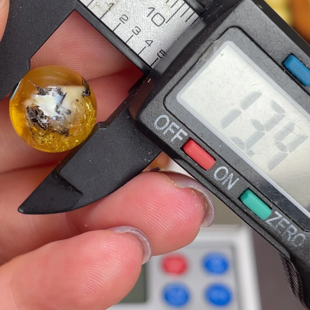 未镶嵌琥珀裸石微瑕26