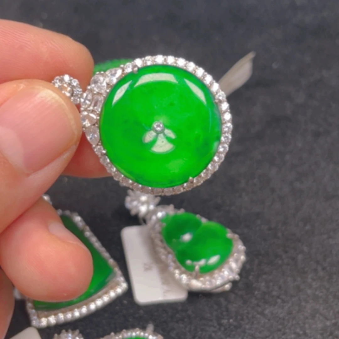【闪购商品】颈饰银S925镶嵌翡翠吊坠