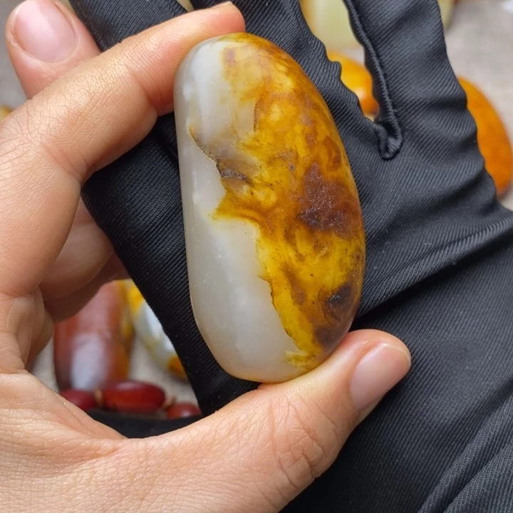 和田玉未镶嵌把件