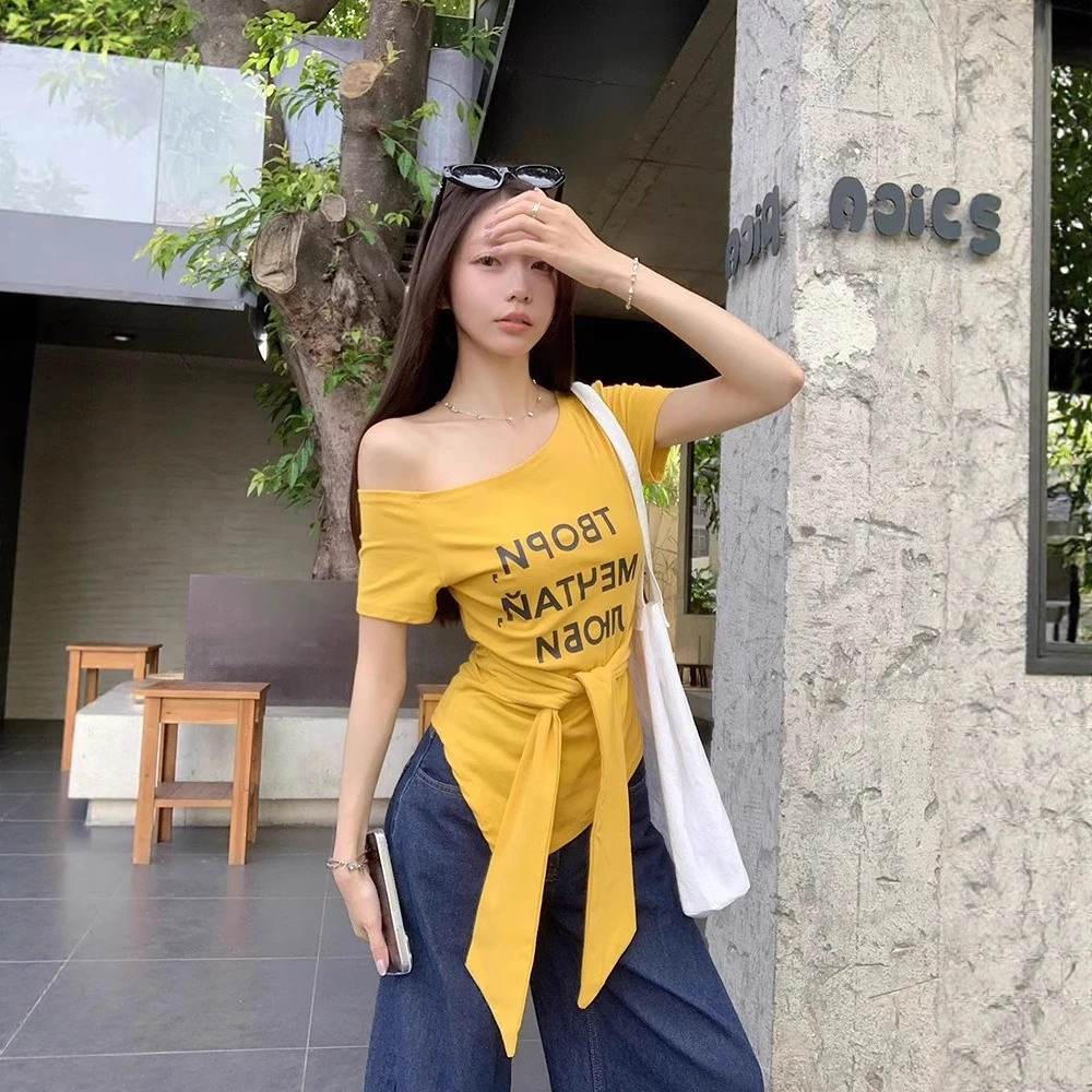 可可里自制时尚露肩字母T恤夏季辣妹系带不规则短袖斜肩上衣女ins