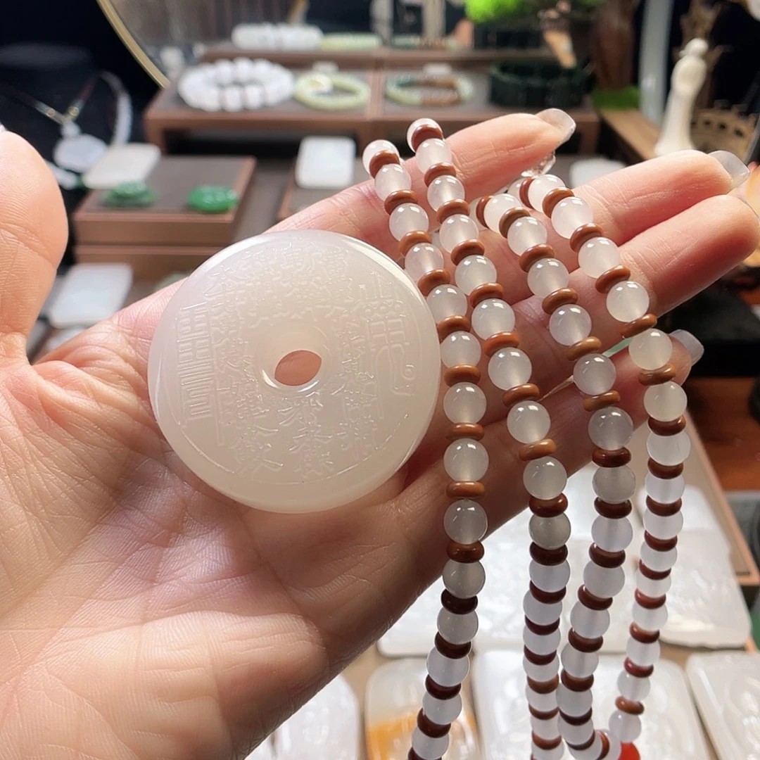 自***范石英质玉（金丝玉）未镶嵌颈饰新疆金丝玉双面雕工
