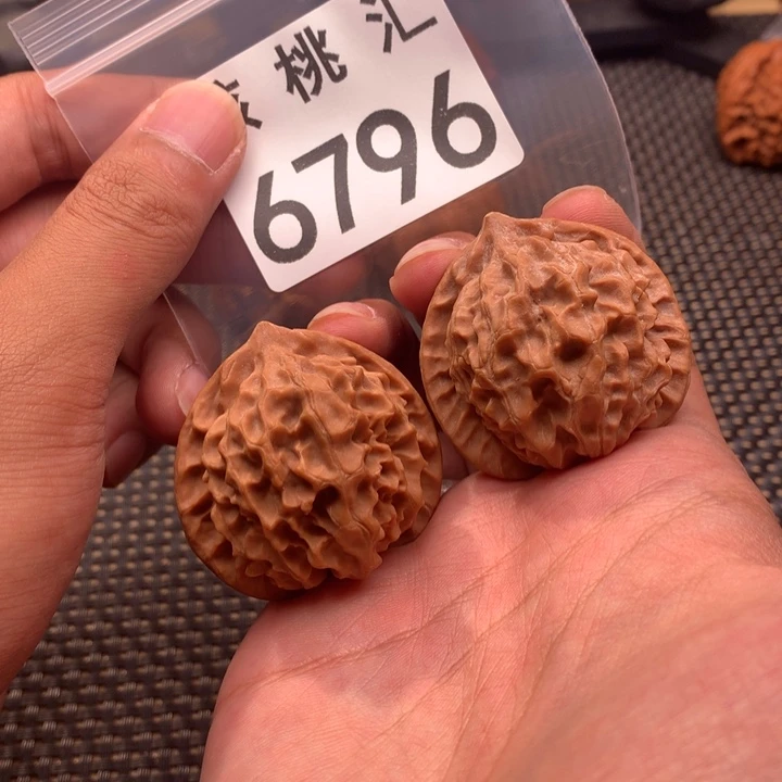 文玩核桃吊坠龙鳞