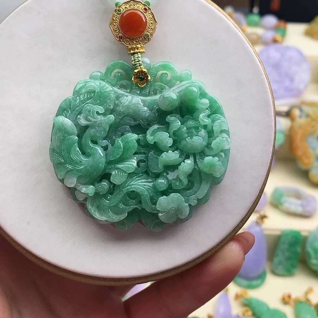 翡翠未镶嵌吊坠(赠链)