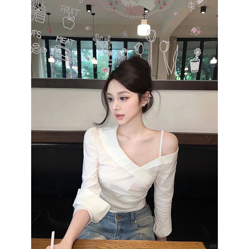 2025秋季新款韩系设计感交叉V领露肩长袖衬衫女褶皱收腰白色衬衣