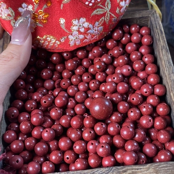 泥塑梦**乡花蕊夫人0.8瑕疵珠香包约50克