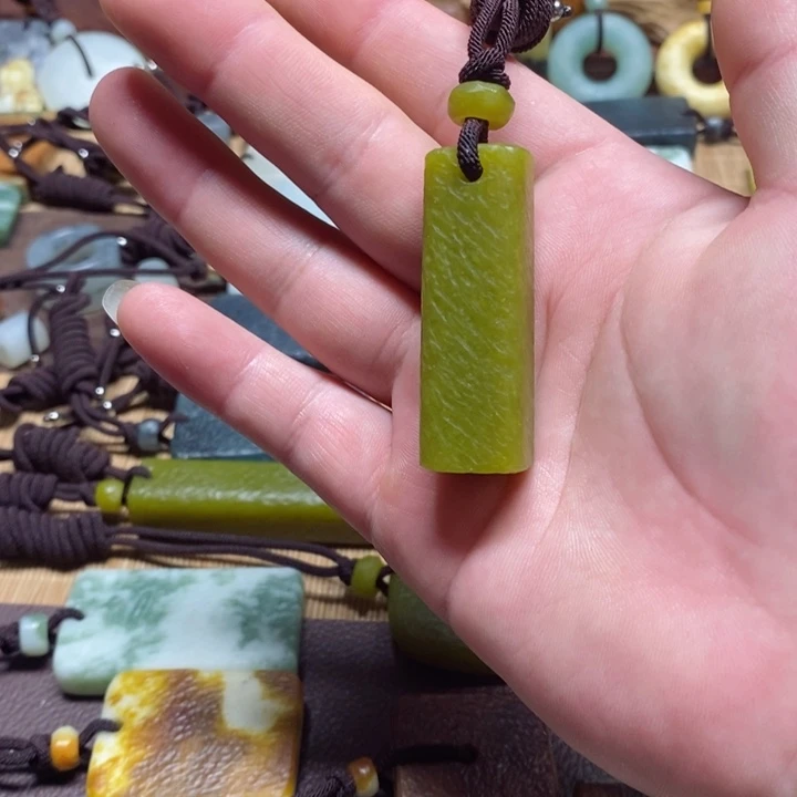 蛇纹石玉挂件未镶嵌