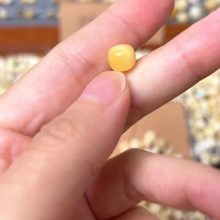 蜜蜡未镶嵌裸石7.9mm一个