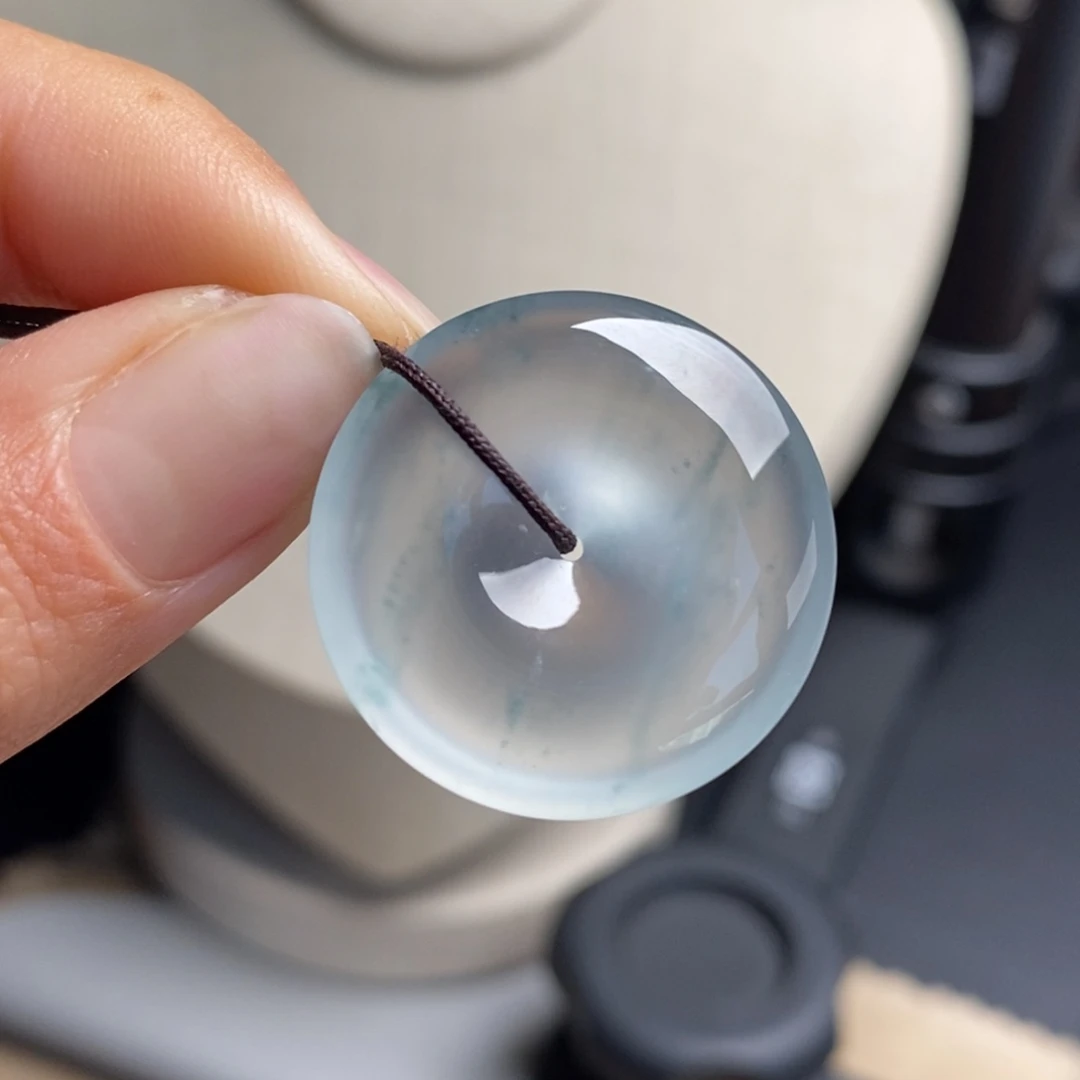 翡翠未镶嵌颈饰玻璃种白底飘蓝花冰透水润细腻起钢光平安扣