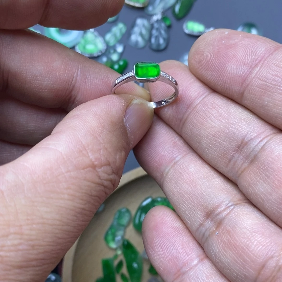 芜***堂翡翠18K金镶嵌戒指随形