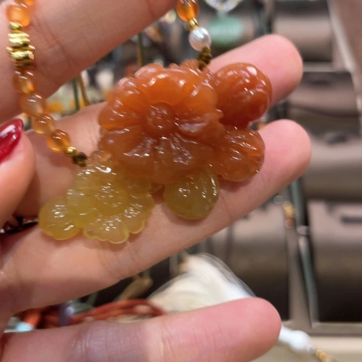 蛇纹石玉颈饰未镶嵌