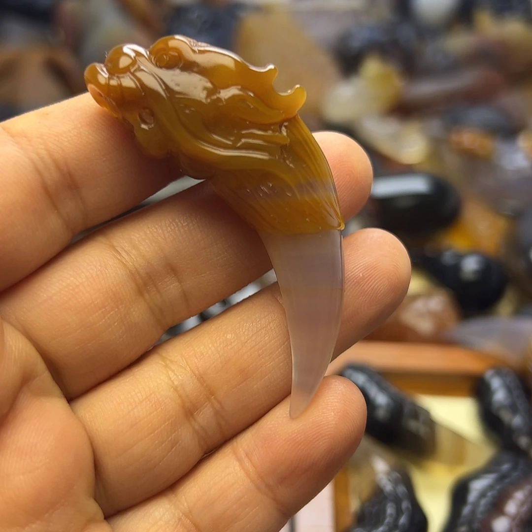 玛瑙/玉髓未镶嵌挂件/摆件/手玩件龙牙