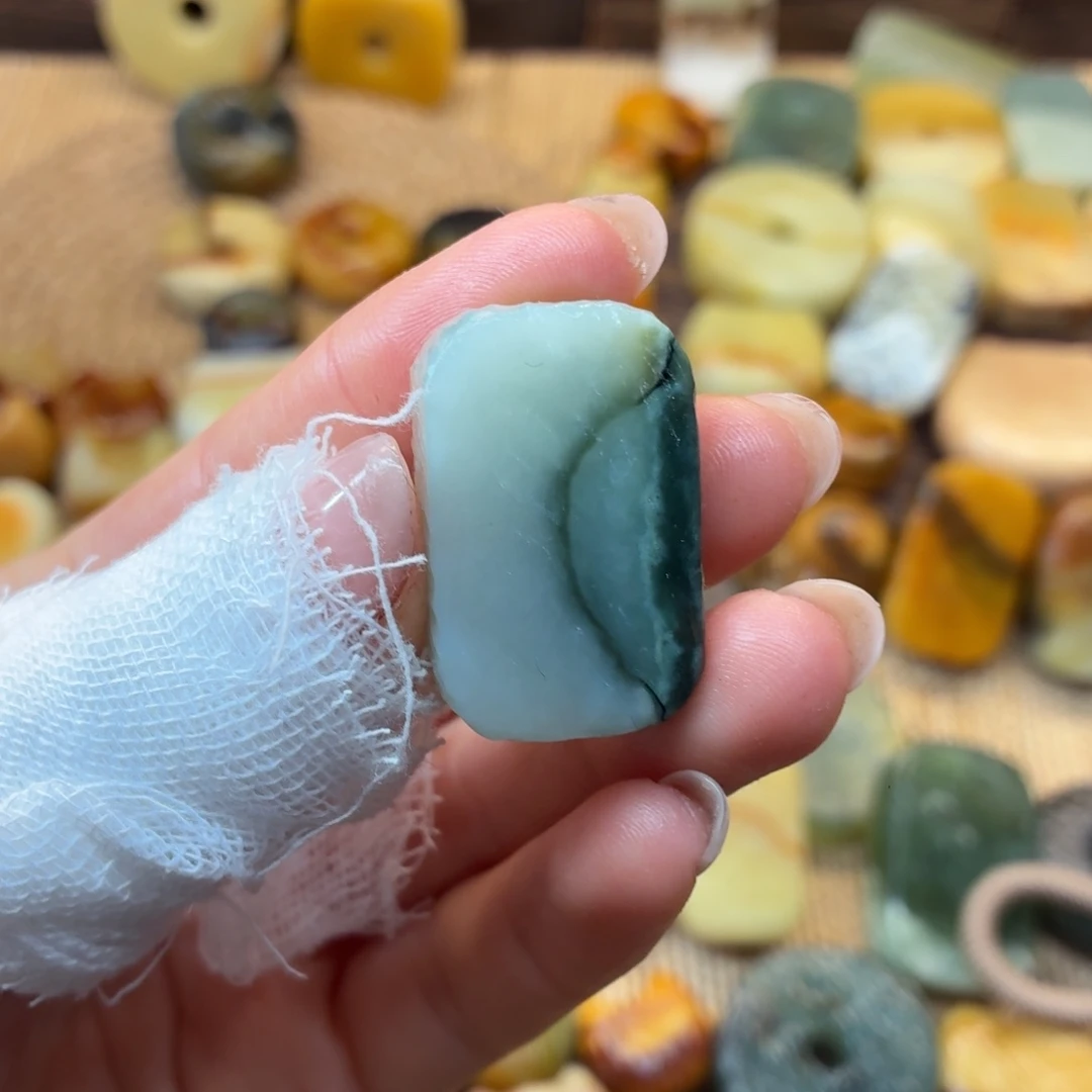 小***草蛇纹石玉未镶嵌颈饰