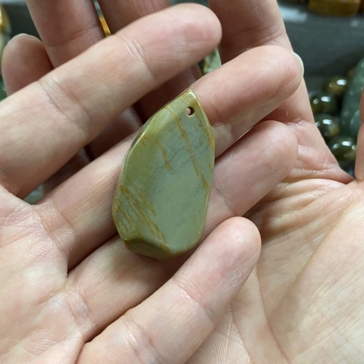 未镶嵌岫岩河磨玉（透闪石质玉）把件