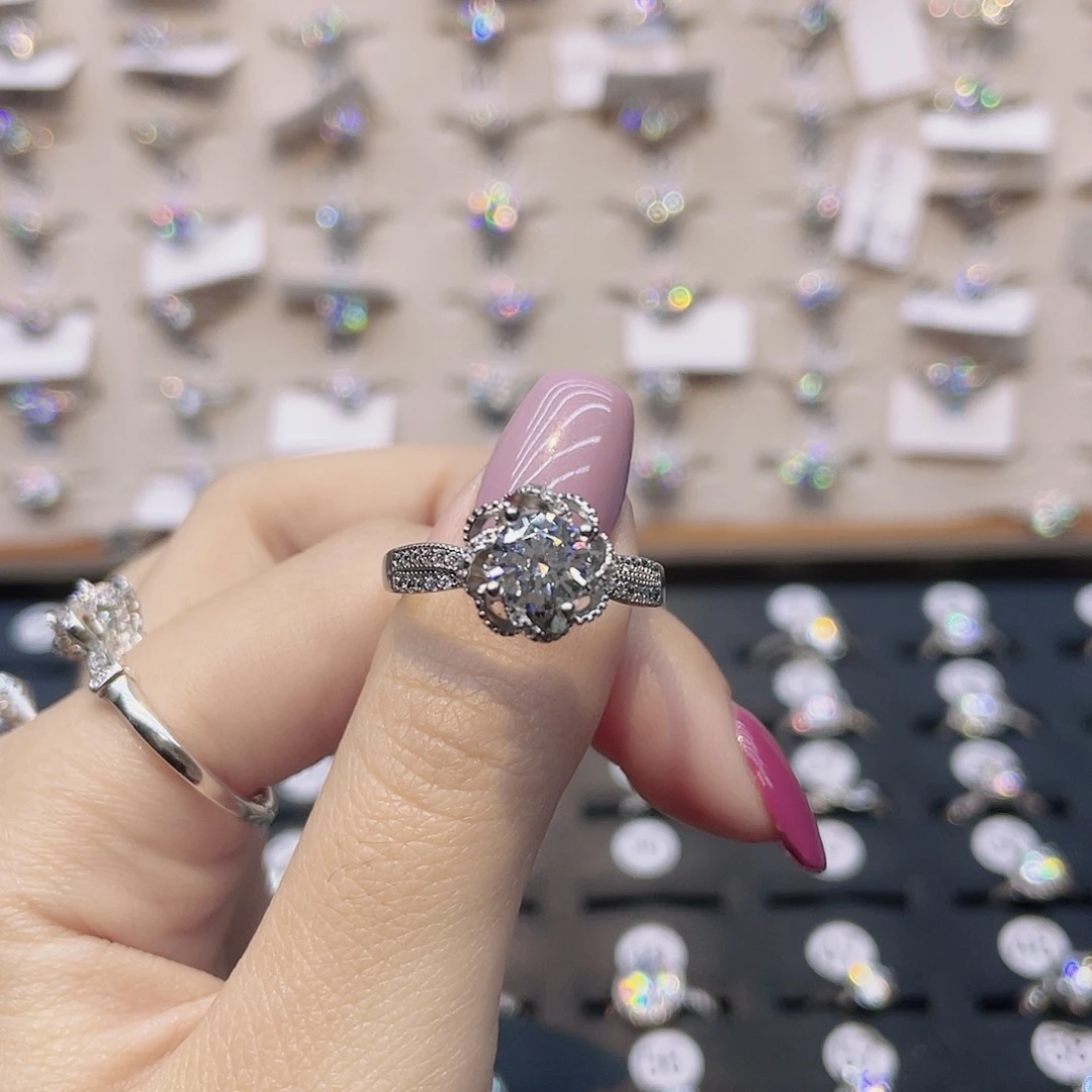 莫桑石非金属圈15。 玫瑰喷泉一克拉