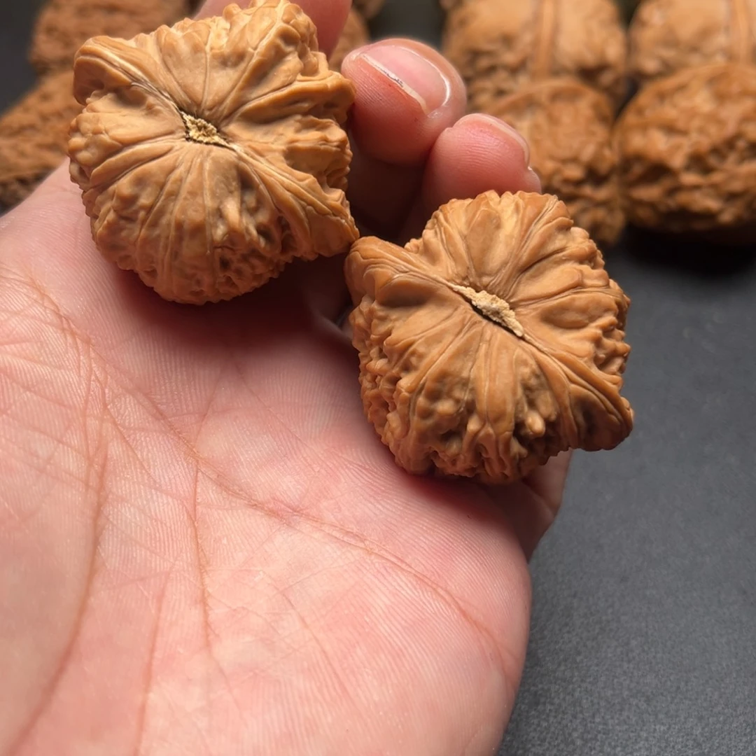 快***怪文玩核桃吊坠文玩核桃吊坠白使着