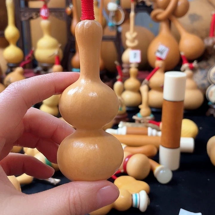 大*。葫芦丝老师在讲台前讲故事