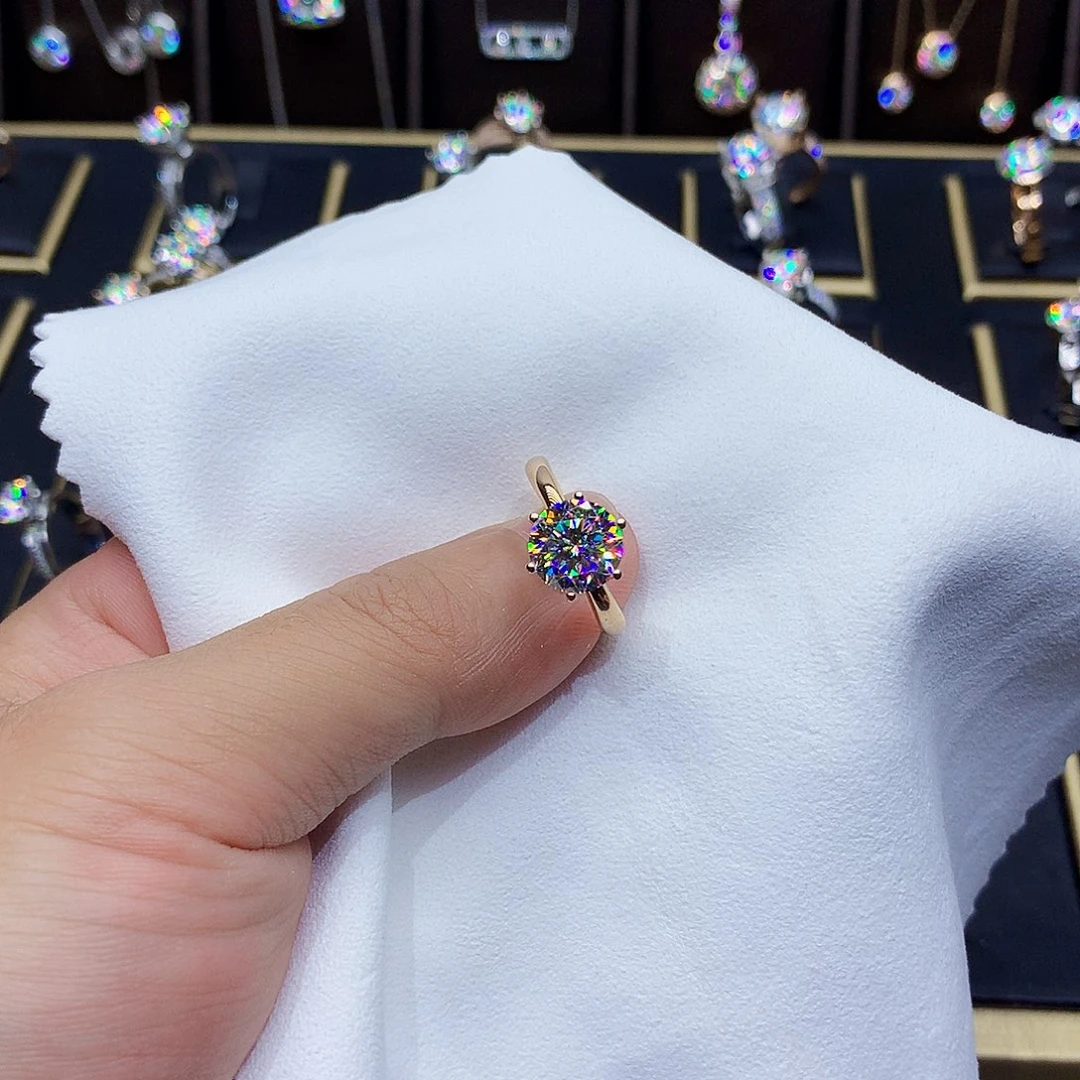 戒指/指环18K金镶嵌合成碳硅石（莫桑石）万****?