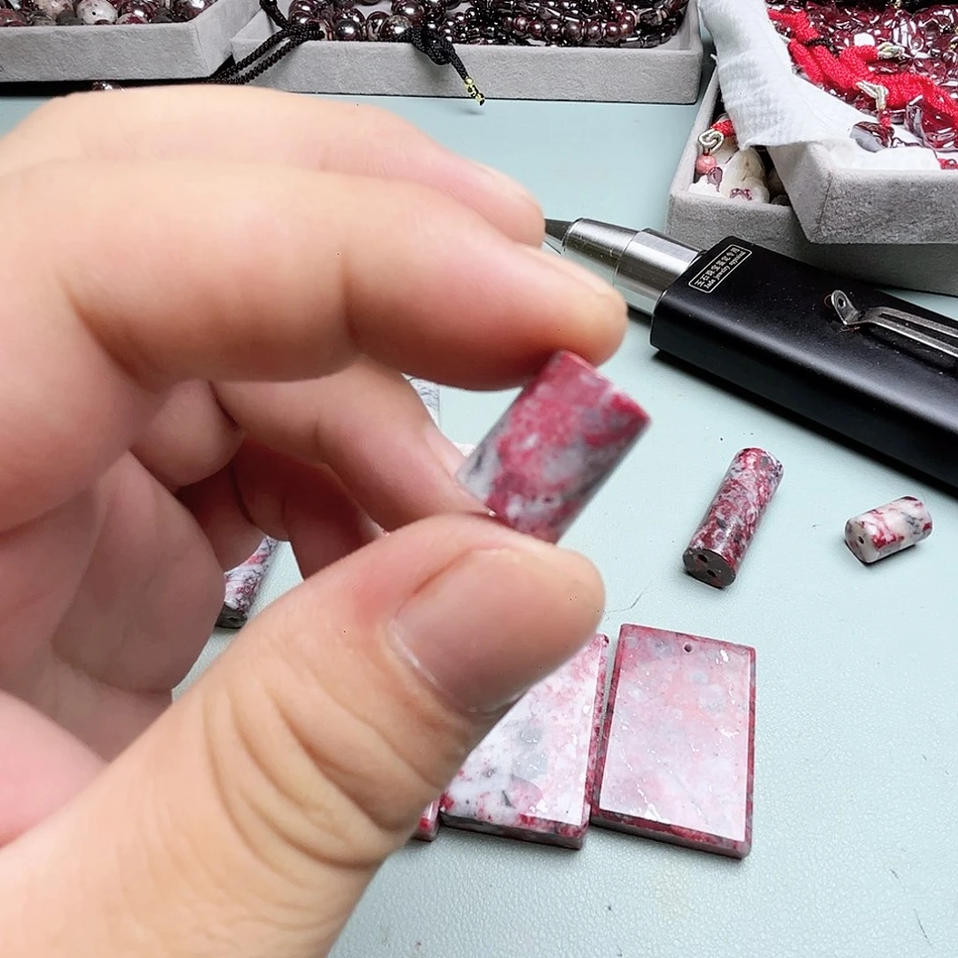 粗砂天然朱砂辰石吊坠