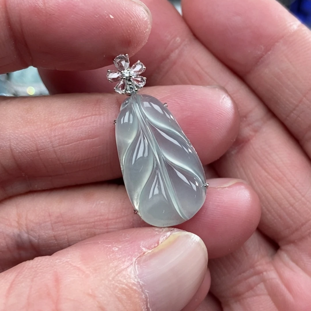 颈饰18K金镶嵌翡翠叶子