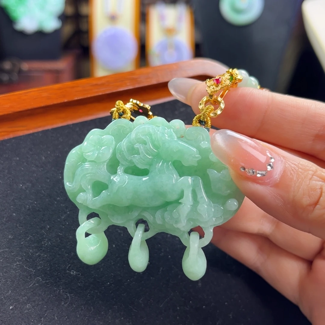 翡翠未镶嵌颈饰满绿马上有钱