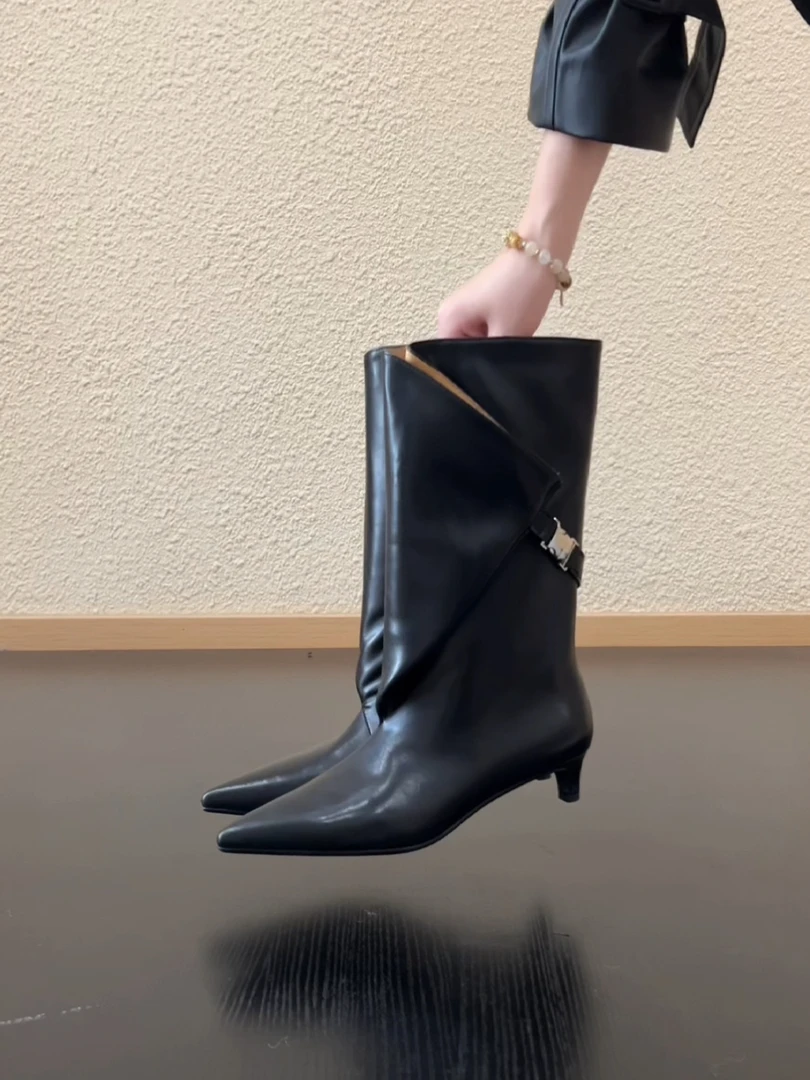 Pokoy-3.5cm小众设计感尖头金属扣大筒围一脚蹬细跟时装靴