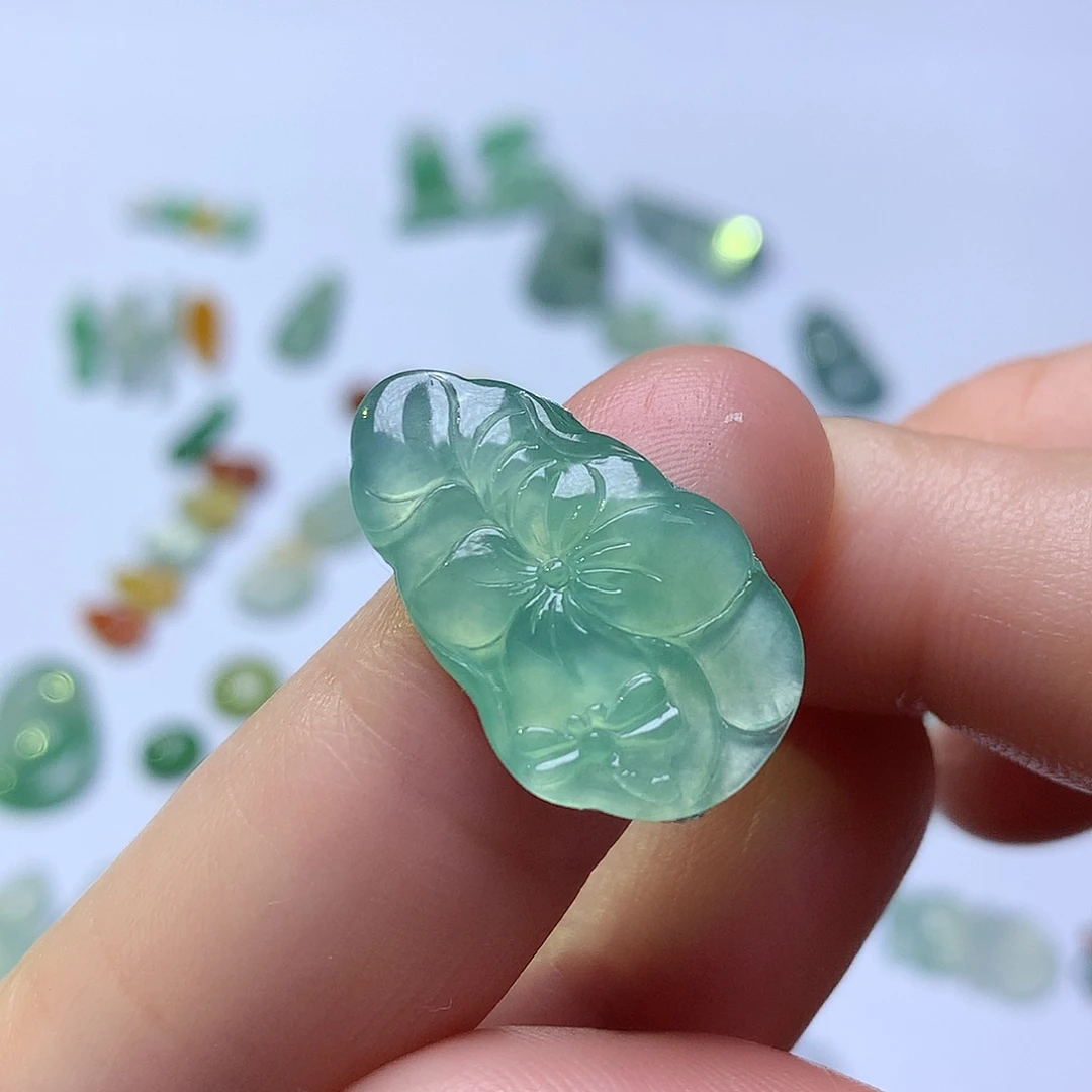 翡翠未镶嵌颈饰荷叶