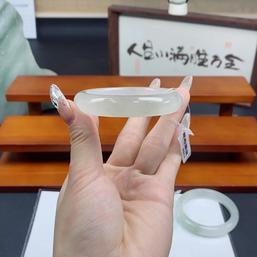 阅***已石英岩玉未镶嵌手镯