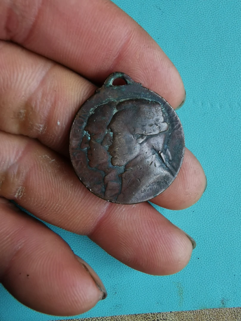 收货外国纪念像章一枚