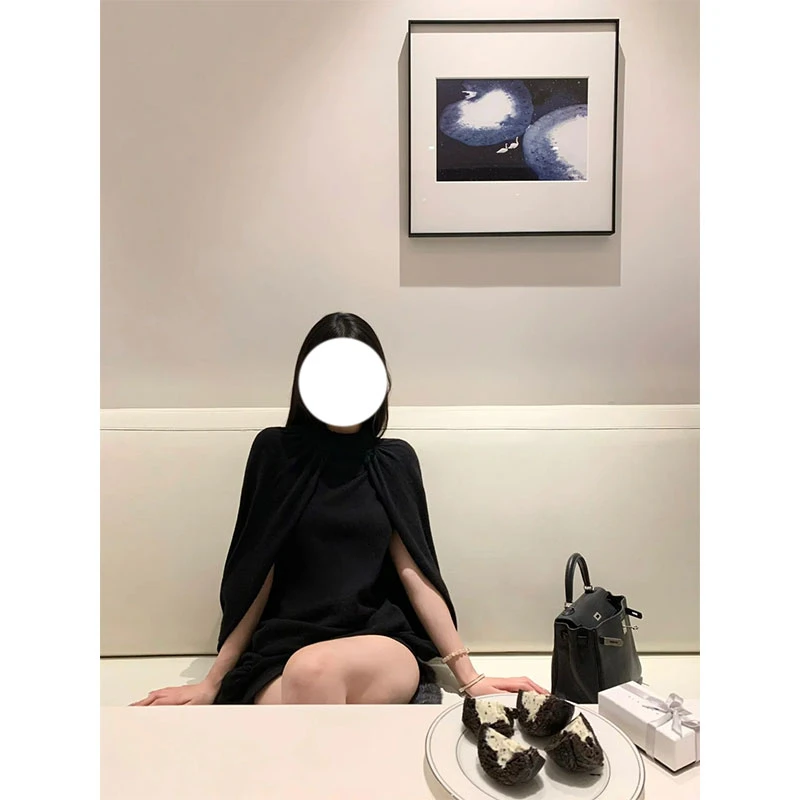 2025秋季新款小众设计感气质半高领斗篷上衣配显瘦黑色短裤两件套
