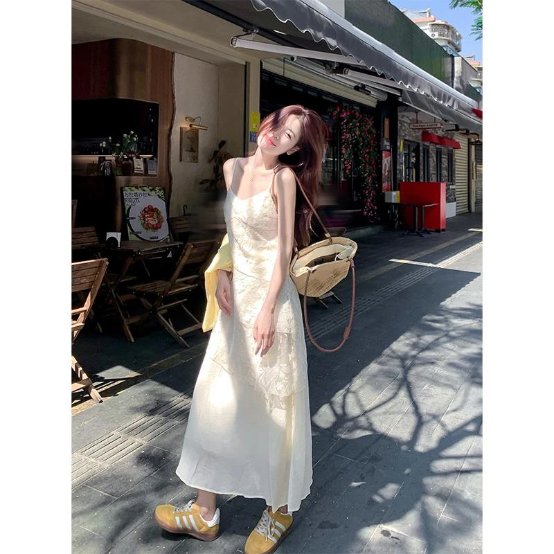 曾小咸 法式气质温柔风蕾丝v领无袖吊带连衣裙女夏季收腰长裙裙子