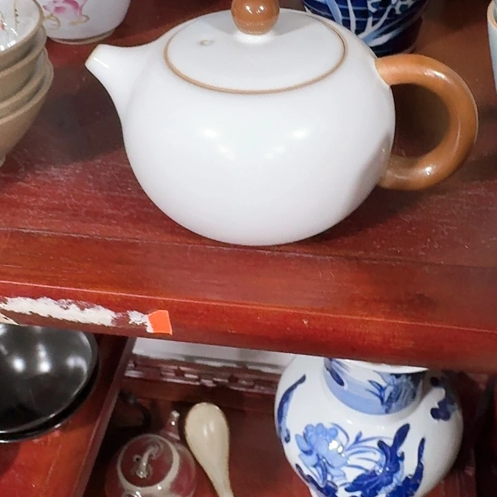 主人杯一个，瓷。。品茗