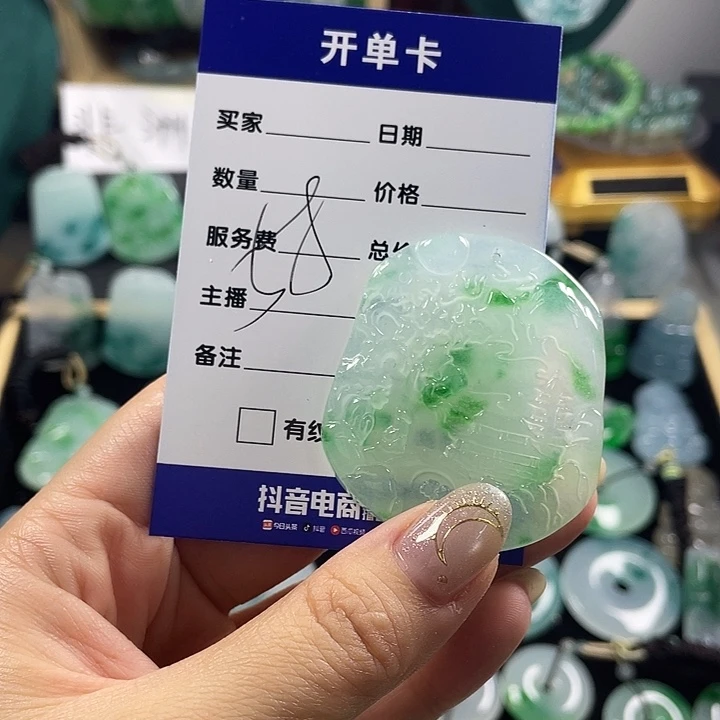 翡翠未镶嵌颈饰山水
