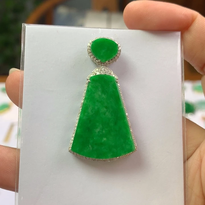 颈饰18K金镶嵌翡翠翡翠吊坠