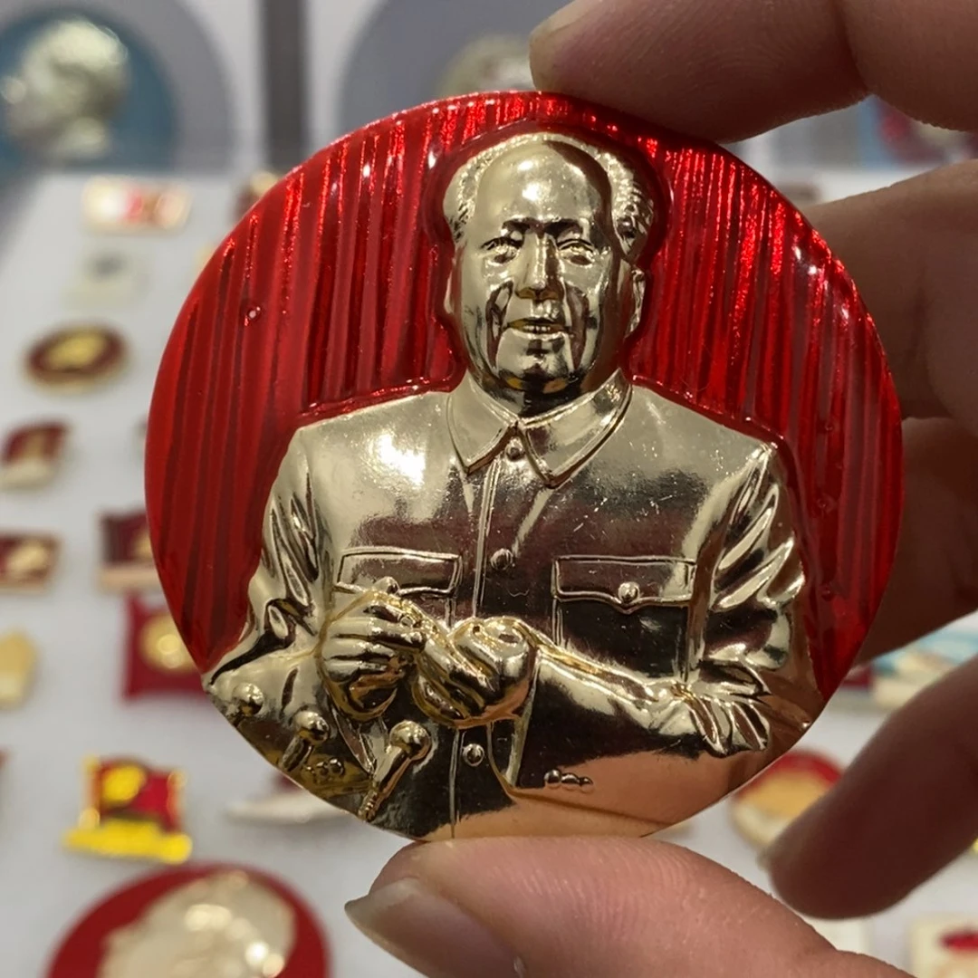 其他普通金属红色纪念章九大数手指