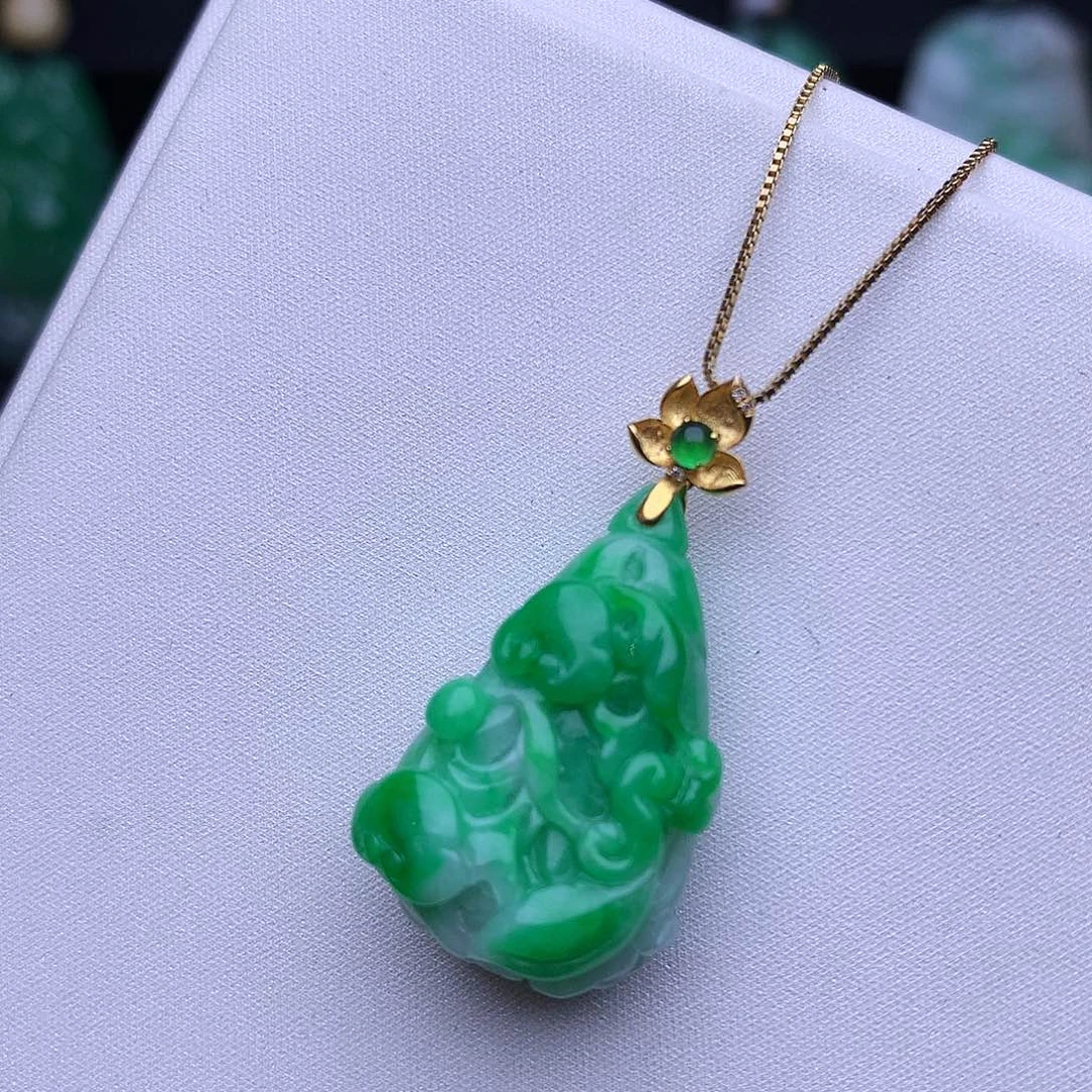 翡翠18K金镶嵌颈饰白菜