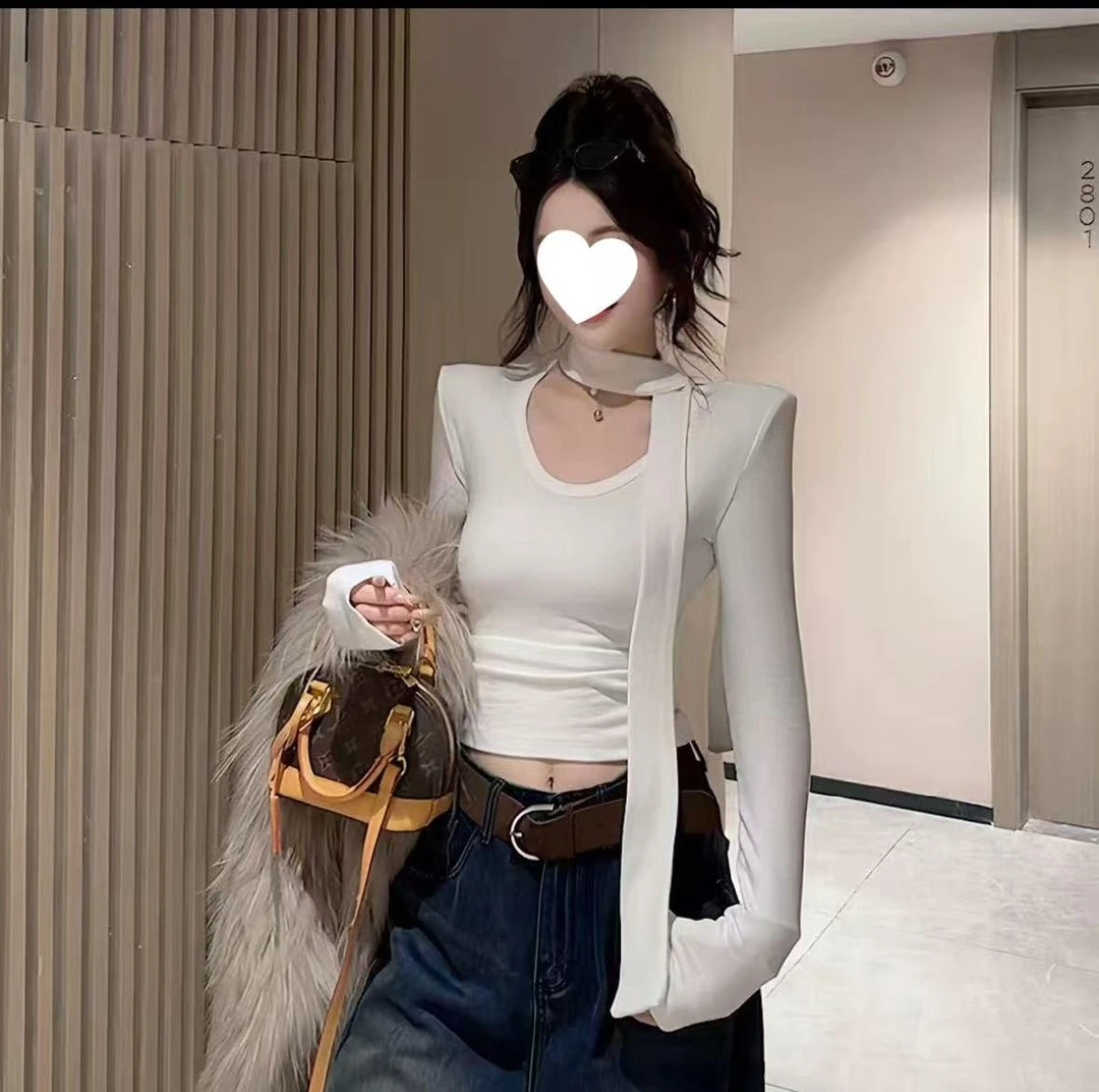 2025秋冬薄绒长袖紧身修身型设计感U领T恤辣妹通勤纯欲风飘带上衣