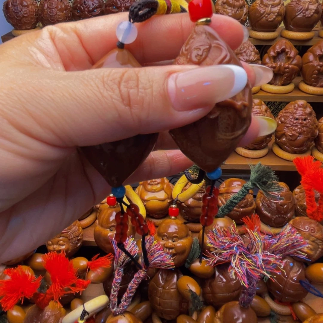 吊坠橄榄核一面一个，美女一个