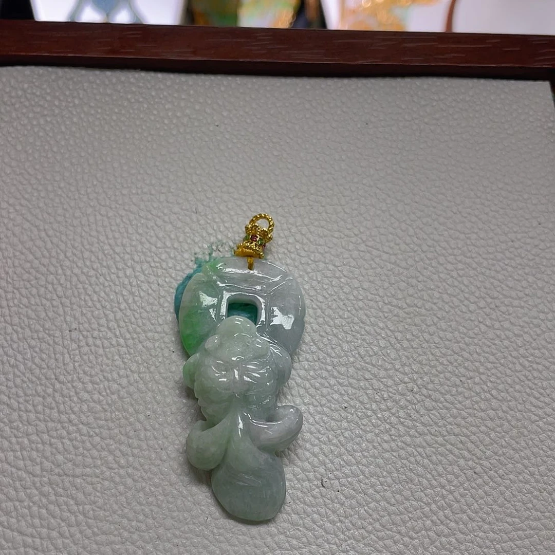 翡翠未镶嵌颈饰小鱼，