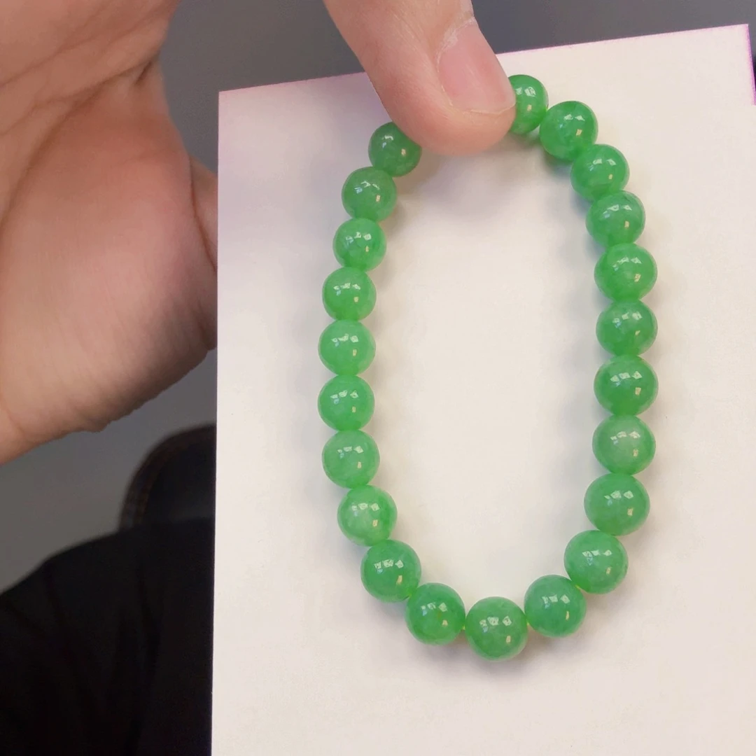 翡翠未镶嵌颈饰一件