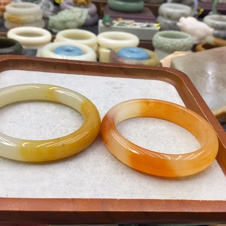 悦***好我是一个学校的人