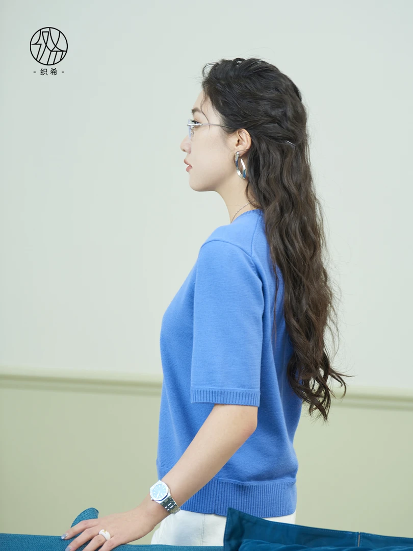 织希女装新款简约圆领蓝色针织衫