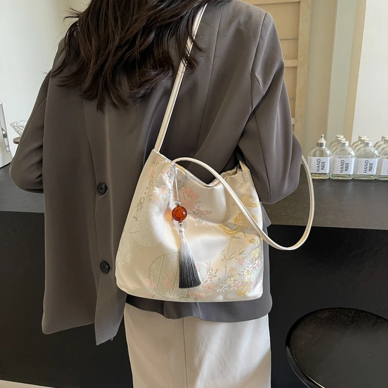 新中式国风包包女大容量2025新款夏季休闲单肩布包今年流行水桶包