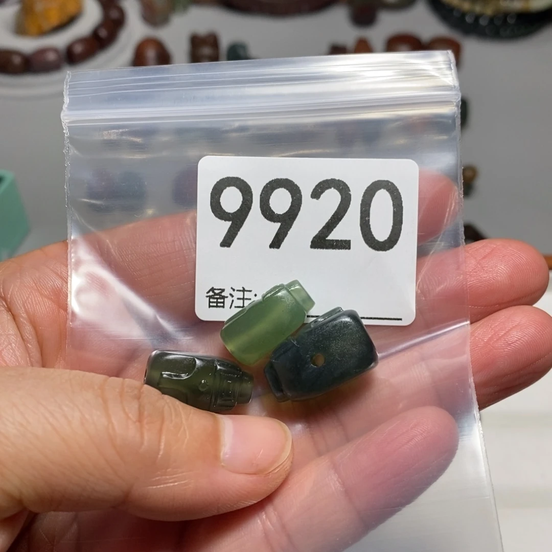 颈饰未镶嵌岫岩河磨玉（透闪石质玉）道*