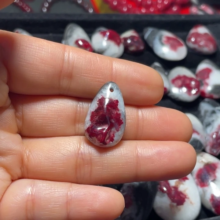 天然辰砂原石吊坠