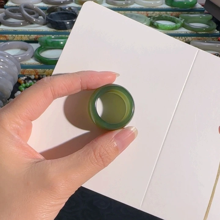 未镶嵌戒圈和田玉湖水绿扳指