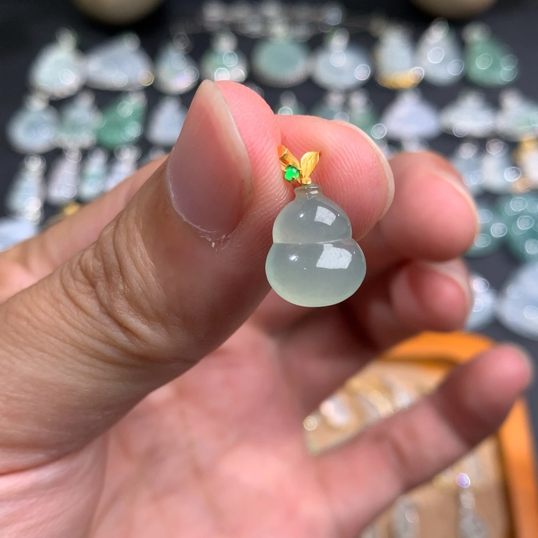 翡翠18K金镶嵌颈饰葫芦