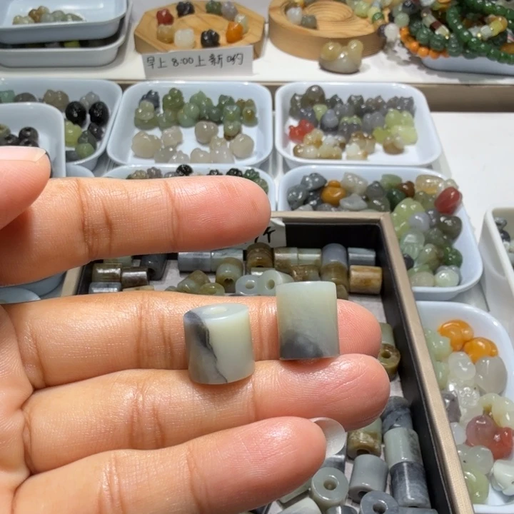 末***央和田玉未镶嵌珠宝奇石