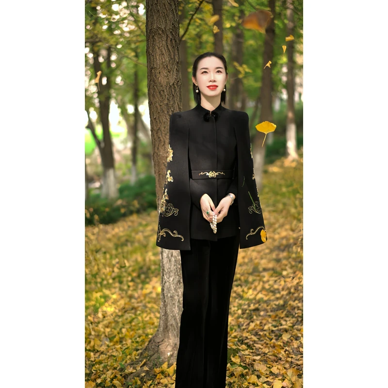 鑫-937白月光- 2025秋冬新高端重工订珠刺绣斗篷短款大衣女外套