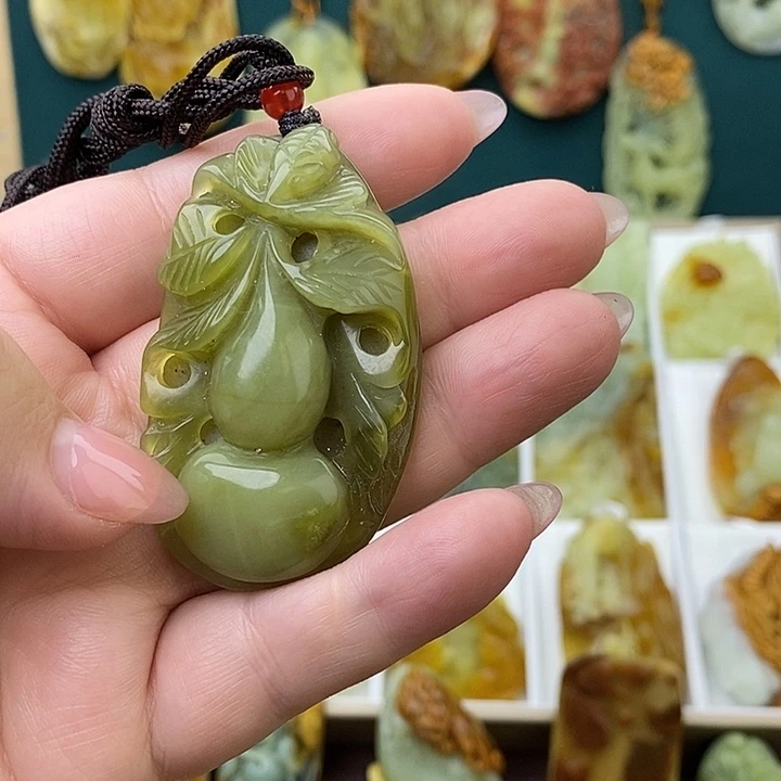 蛇纹石玉未镶嵌颈饰
