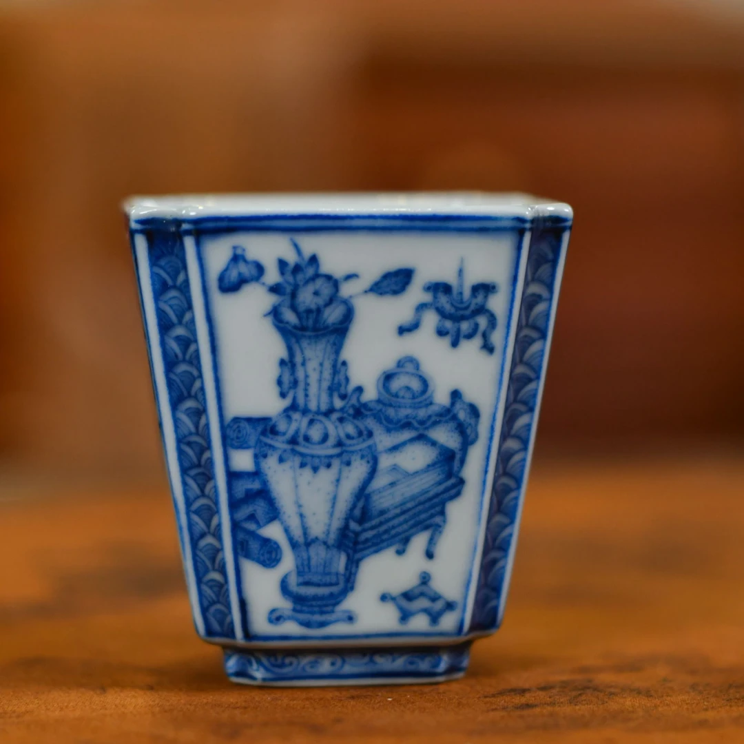 华军鼎成·柴窑青花四方博古图杯